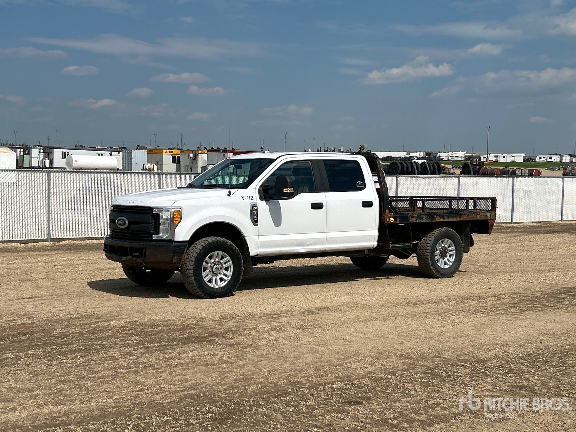 2017 Ford F-250 XL 4x4 Crew Cab Flatbed Truck