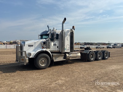 2015 Kenworth T800 8x6 Ciągnik siodłowy z kabiną sypialną Tri/A
