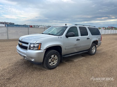 2013 Chevrolet Suburban 4WD を見 SUV