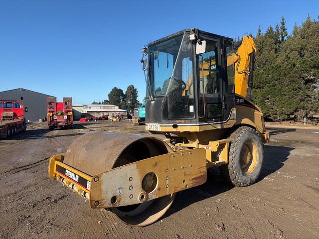 2004 Cat CS-433E Smooth Drum Compactor 2004 Cat CS-433E Smooth Drum Compactor