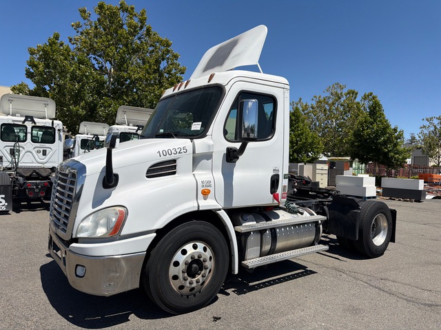 2014 Freightliner Cascadia 113 4x2 S/A Day Cab Truck Tractor