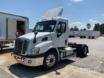 2015 Freightliner Cascadia 113 4x2 S/A Day Cab Truck Tractor (Inoperable)