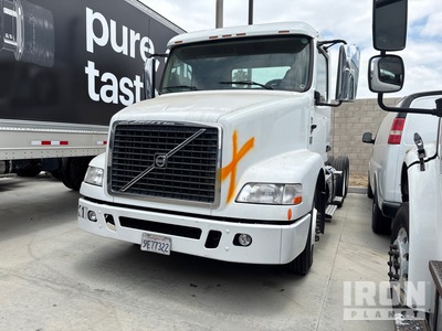 2013 Volvo VNM 6x4 Cabeza Tractora Cabina Corta