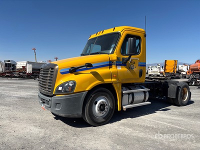 2015 Freightliner Cascadia 125 تراكتور شاحنة نهارية (ثنائية المحور)