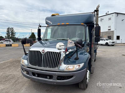 2010 International 4300 4x2 ユーティリティトラック