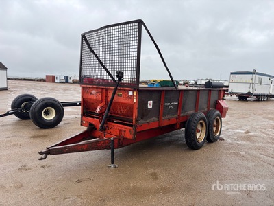 International 580 16 ft Dry Spinner T/A Manure Spreader