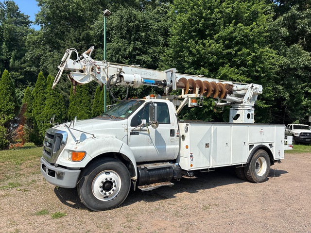 2011 Terex Telelect Commander 4047 on 2011 Ford F-750 XL 4x2 Digger Derrick Truck