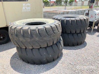 Quantity of (4) Pirelli 23.5x25 Llantas para Cargador / Pneumatici - Fits Wheel Loader