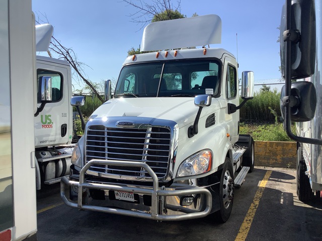 2013 Freightliner Cascadia 113 4x2 S/A Day Cab Truck Tractor