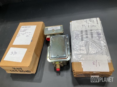 (3) Detroit Switch 222-20 Pressure Switches
