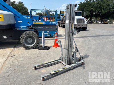 Sumner 2118 Material Hoist