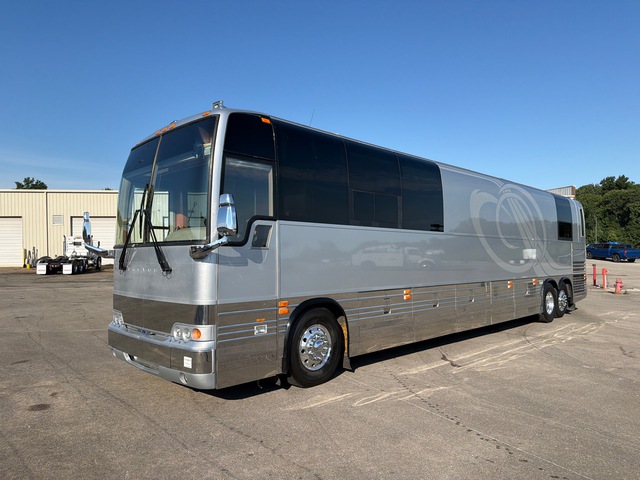 2011 Prevost XL II 6x2 12-Seat Crew Carrier Bus 2011 Prevost XL II 6x2 12-Seat Crew Carrier Bus