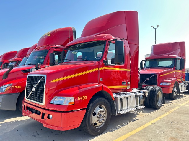 2017 Volvo VNM42T S/A Day Cab Truck Tractor