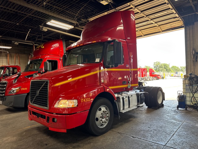 2017 Volvo VNM42T S/A Day Cab Truck Tractor