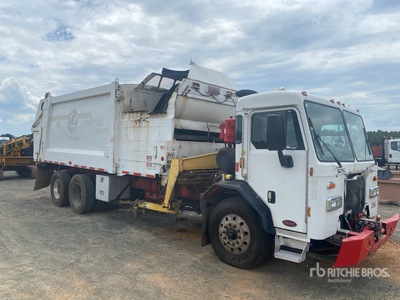 2016 Peterbilt 320 6x4 Camión recolector de residuos