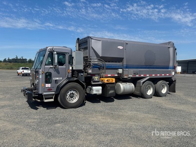 2015 Peterbilt 320 6x4 Side Loader Waste Collection Truck