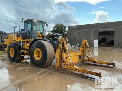 2022 John Deere 744L Pala gommata