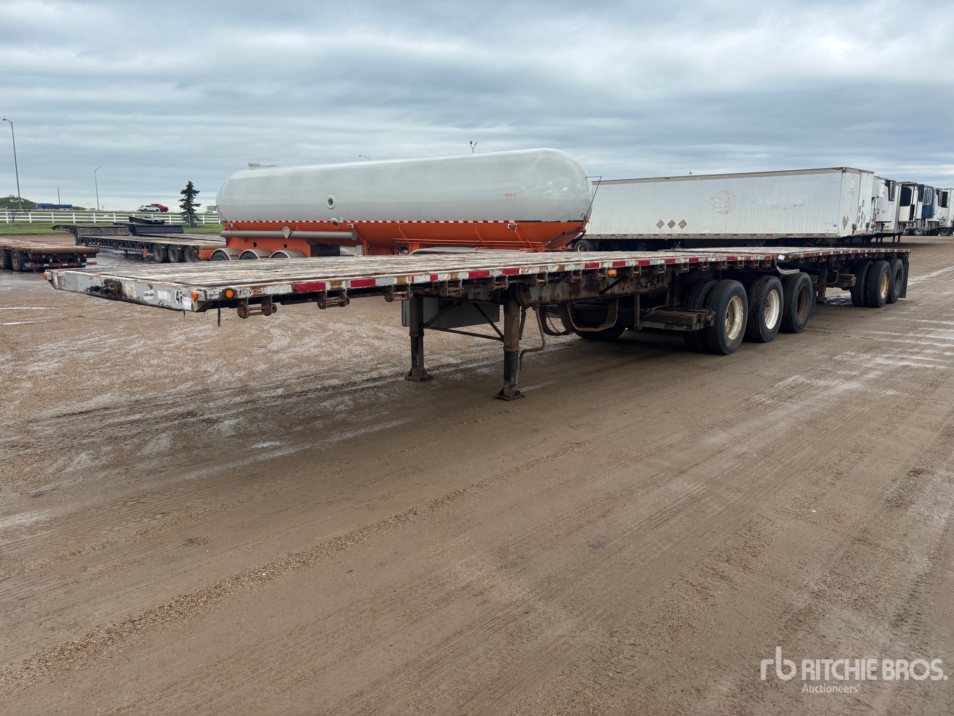 1999 Doepker 32 ft Super B-Train Lead Flatbed Trailer