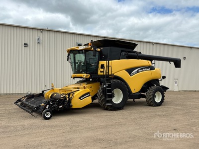 2005 New Holland CR970 Combine Harvester