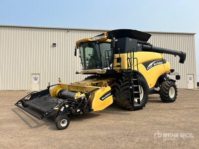 2004 New Holland CR970 Combine Harvester