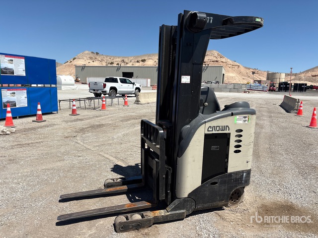 1998 Crown RR501035 3500 lb Reach Truck
