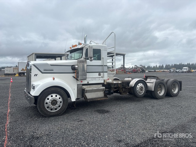 1998 Kenworth W900L 8x4 Tri/A Day Cab Truck Tractor