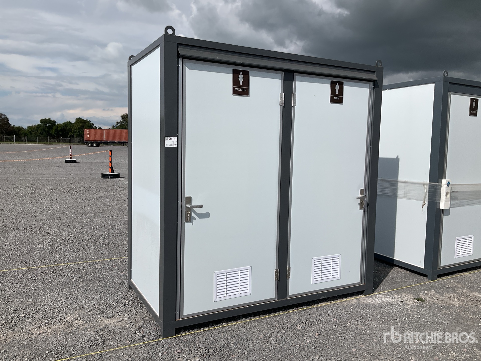 2026 WC-2 7 ft 3 in x 3 ft 11 in 2 Person Baño Portatil (Sin Usar) / Portable Toilet (Unused)