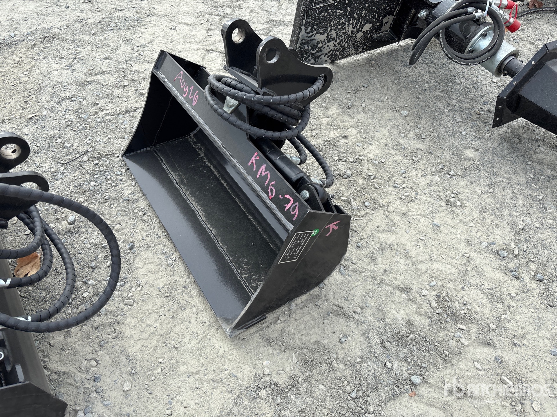 2026 GIYI GY-D3T 32 in Hydraulic Tilting Excavator Bucket (Unused)