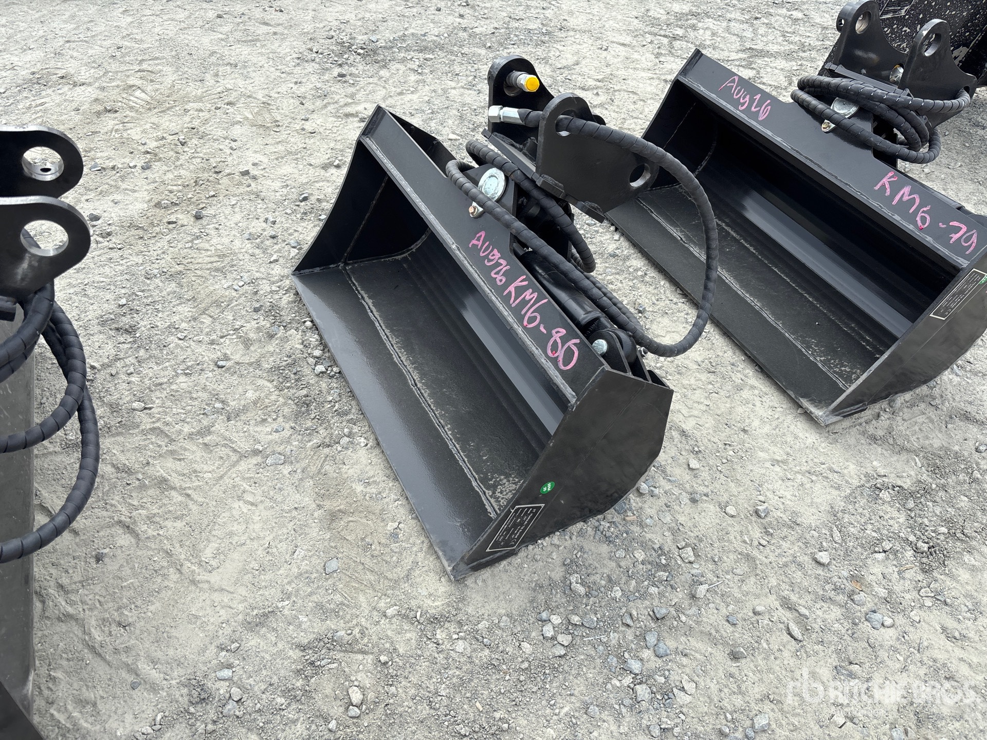 2026 GIYI GY-D3T 32 in Hydraulic Tilting Excavator Bucket (Unused)