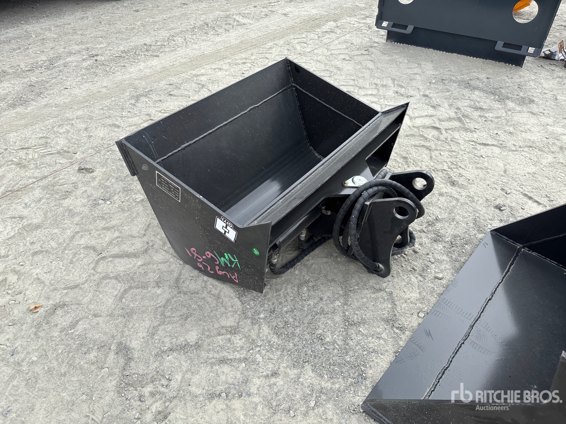 2026 GIYI GY-D5T 34 in Hydraulic Tilting Excavator Bucket (Unused)
