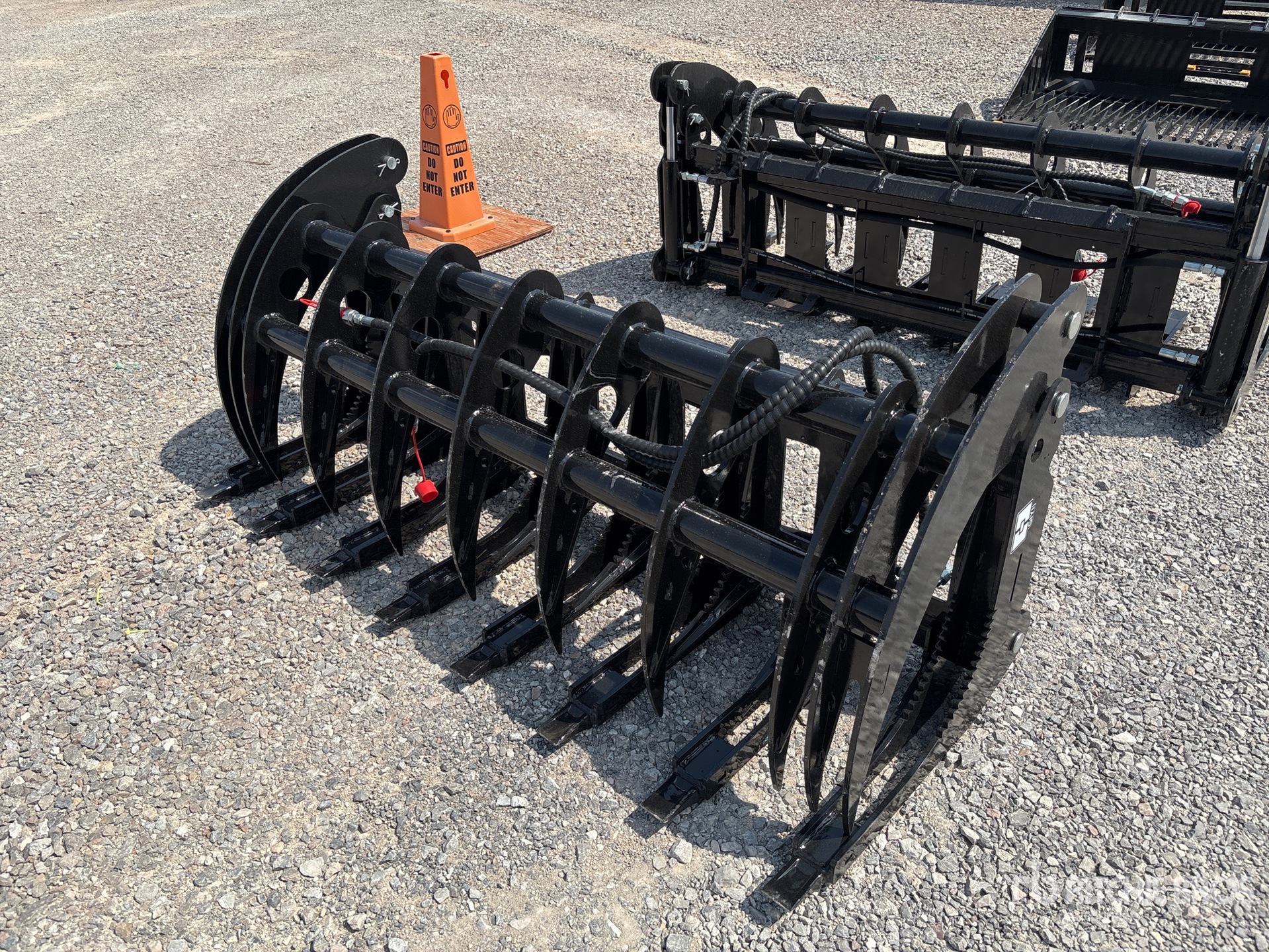 2026 GIYI GY-CLG72 72 in Skeleton Skid Steer Grapple (Unused)