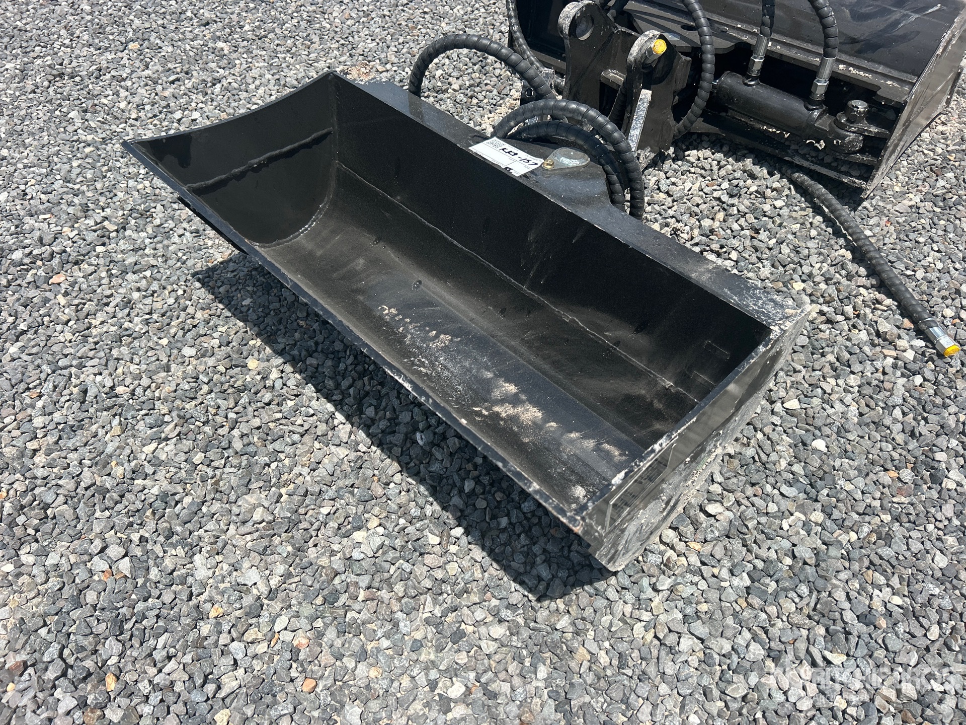 2026 GIYI GY-D3T 32 in Hydraulic Tilting Excavator Bucket (Unused)