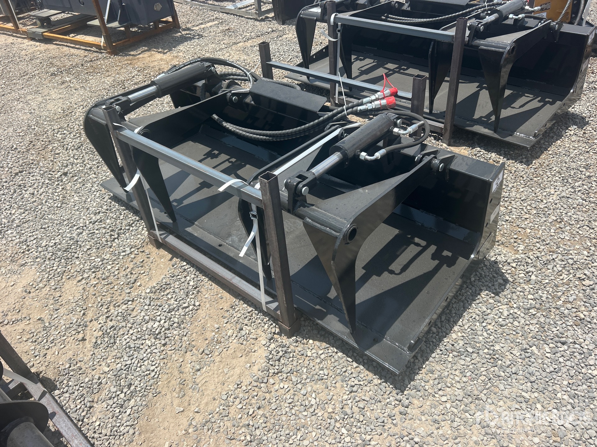 2026 GIYI GY-PG72 72 in Skid Steer Grapple Bucket (Unused)