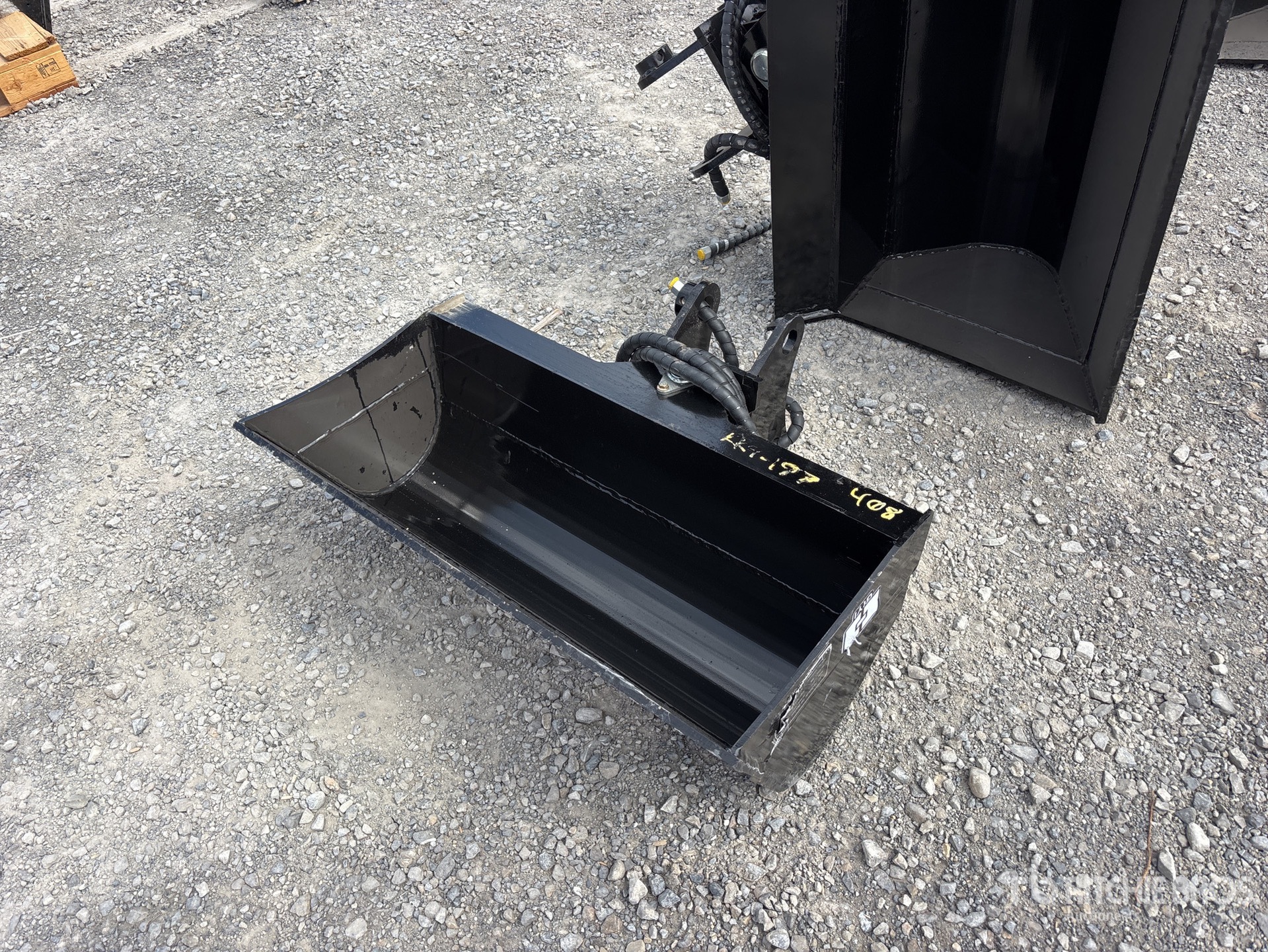 2026 GIYI GY-D3T 32 in Tilting Excavator Bucket (Unused)