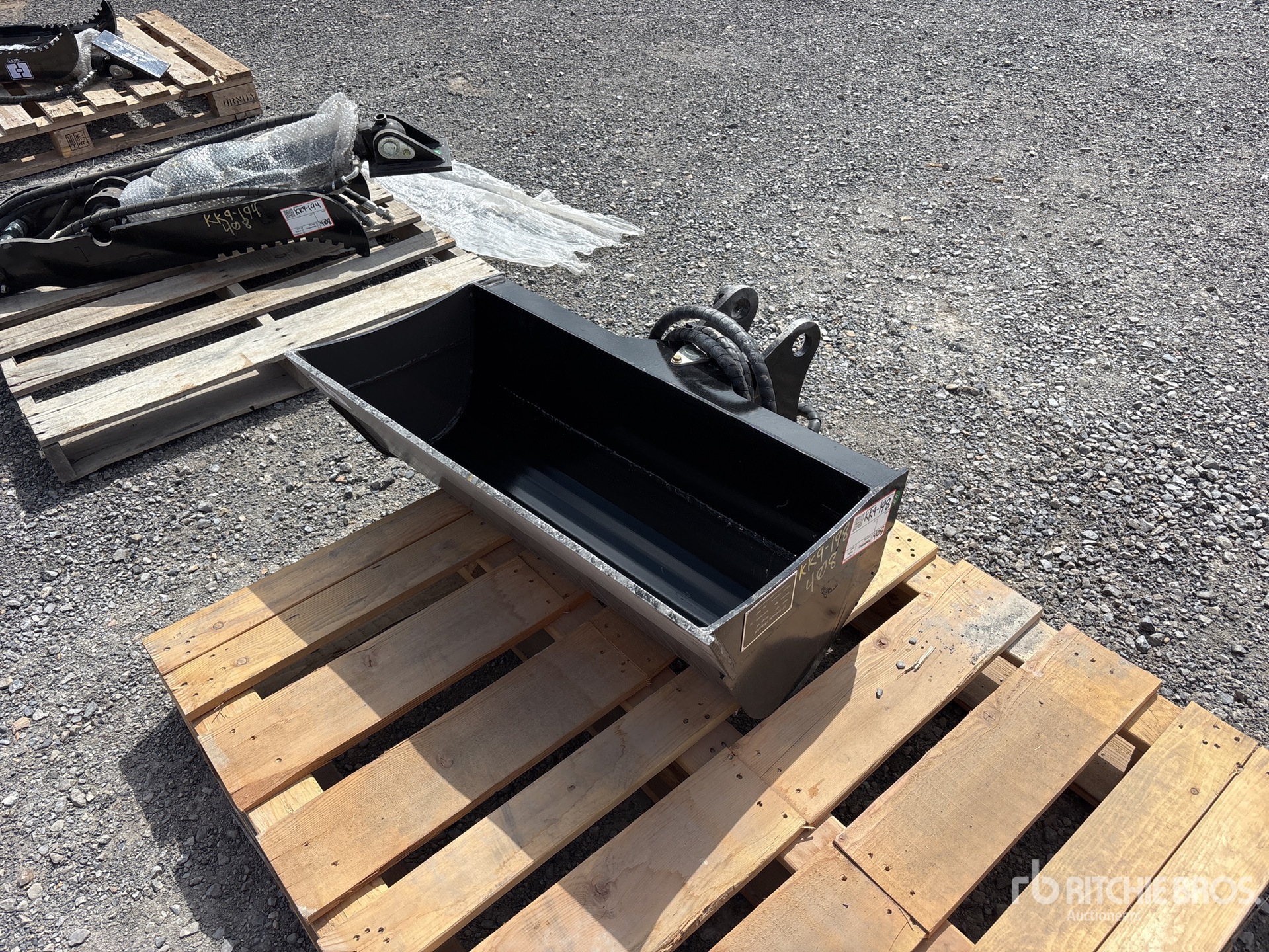 2026 GIYI GY-D3T 32 in Tilting Excavator Bucket (Unused)