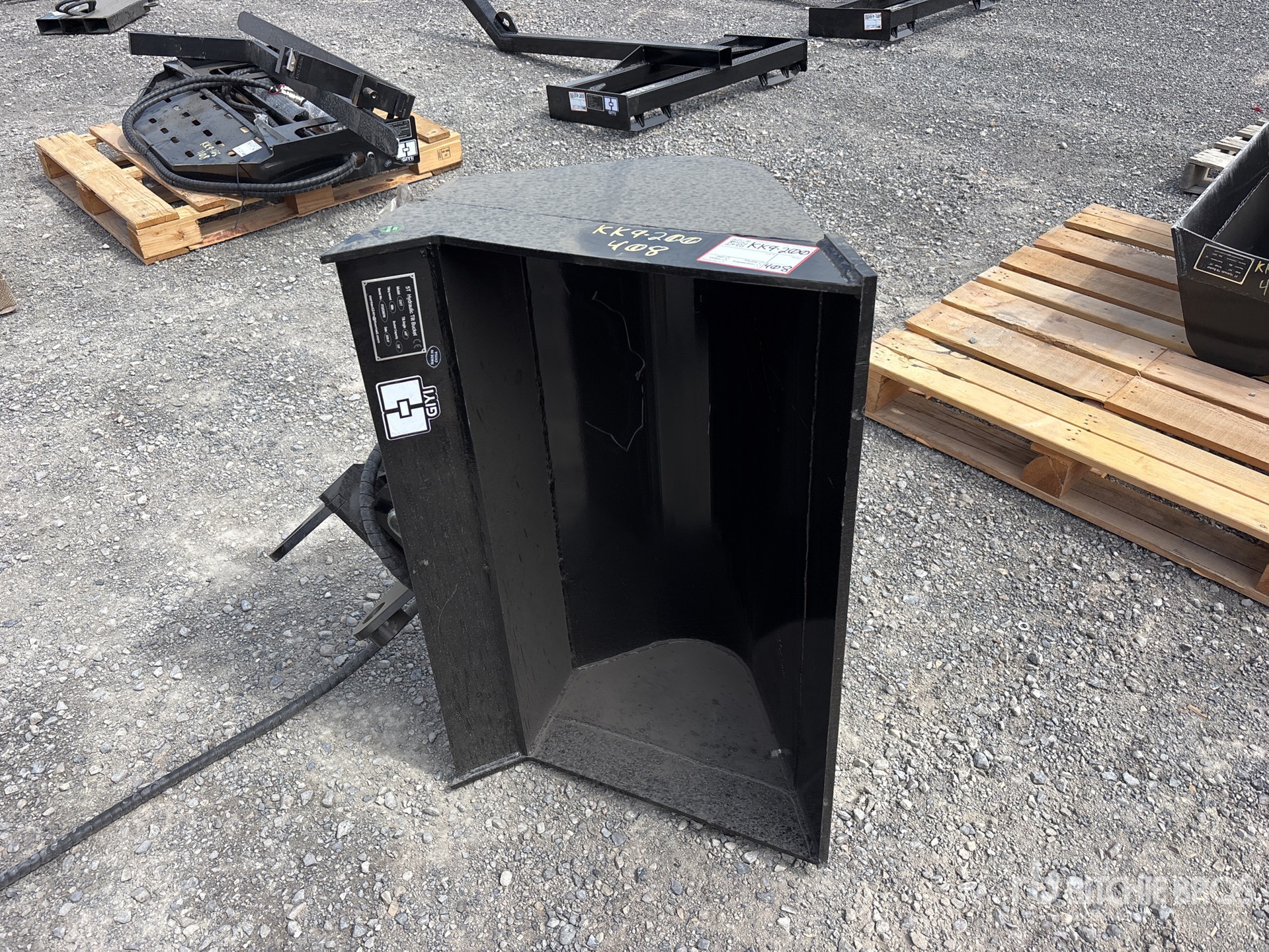 2026 GIYI GY-D5T 35 in Tilting Excavator Bucket (Unused)