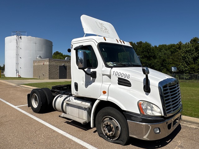 2013 Freightliner Cascadia 4x2 S/A Day Cab Truck Tractor