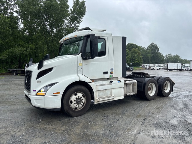 2025 Volvo VNR 6x4 T/A Day Cab Truck Tractor