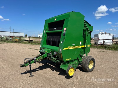 John Deere 567 Round Baler