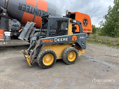 2013 John Deere 318D Minicargadora