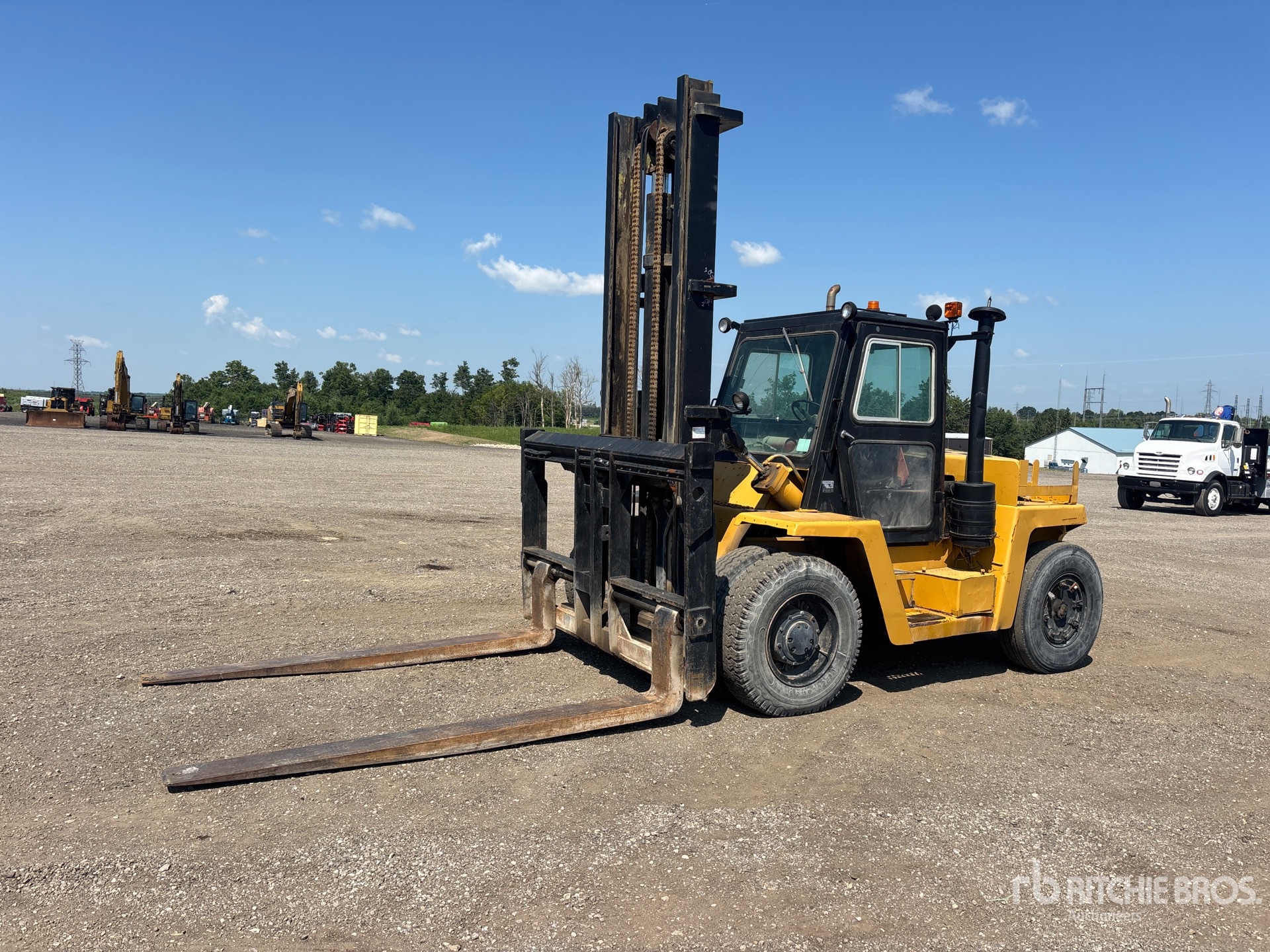 Clark CY160 16000 lb 4x4 Rough Terrain Forklift