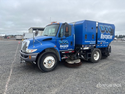 2013 Schwarze M6TE on 2014 International 4300M7 Camion barredora