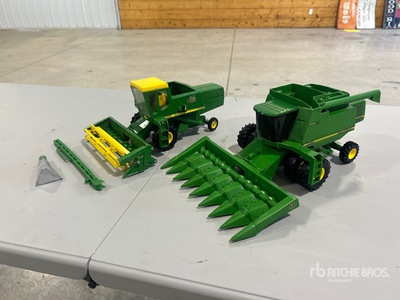 Quantity of (2) 1/16 Scale John Deere Combine Harvester Collection