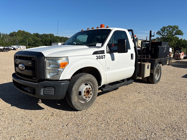 2011 Ford F-350 XL 4x2 Flatbed Truck