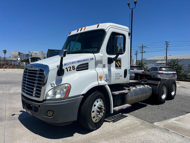 2014 Freightliner Cascadia 113 LNG 6x4 T/A Day Cab Truck Tractor