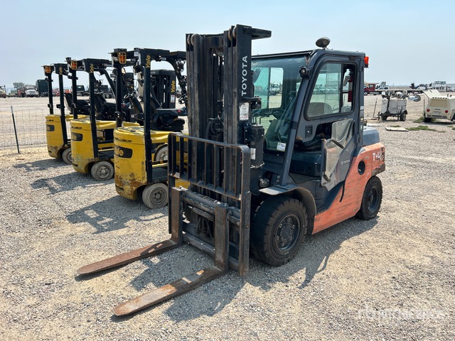 2018 Toyota 8FGC35U 7000 lb Pneumatic Tire Forklift