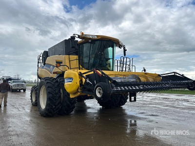 2014 New Holland CR8090 Combine Harvester