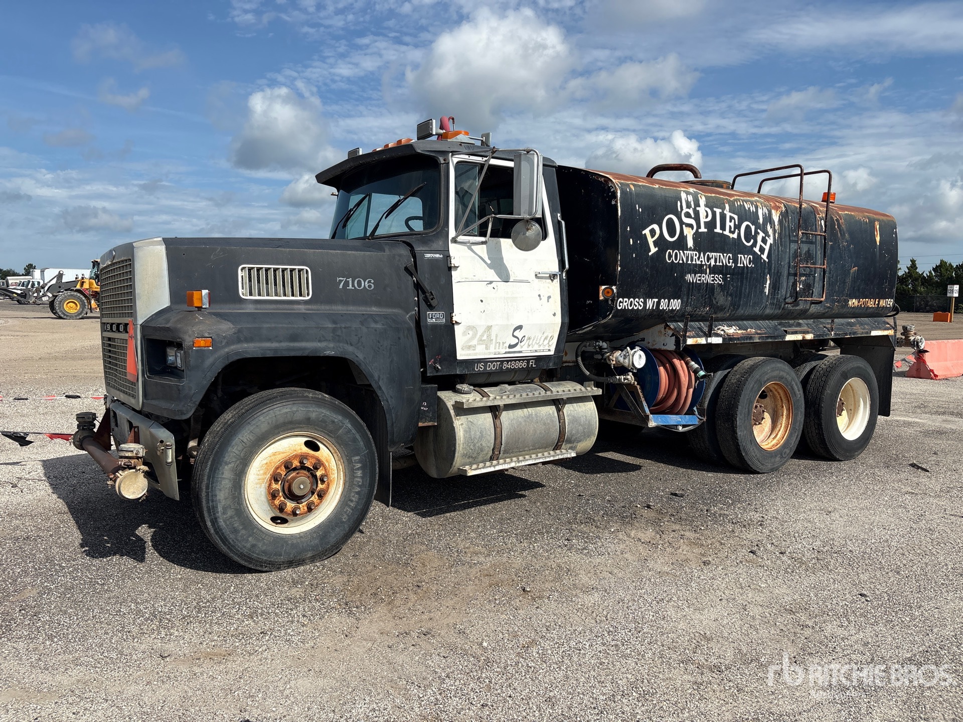 1997 Ford LTL9000 4000 gal 6x4 Water Truck