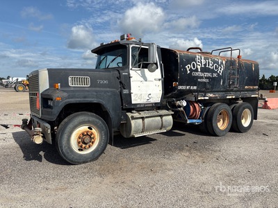 1997 Ford LTL9000 4000 gal 6x4 Water Truck