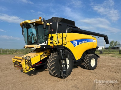 2004 New Holland CX840 Combine Harvester